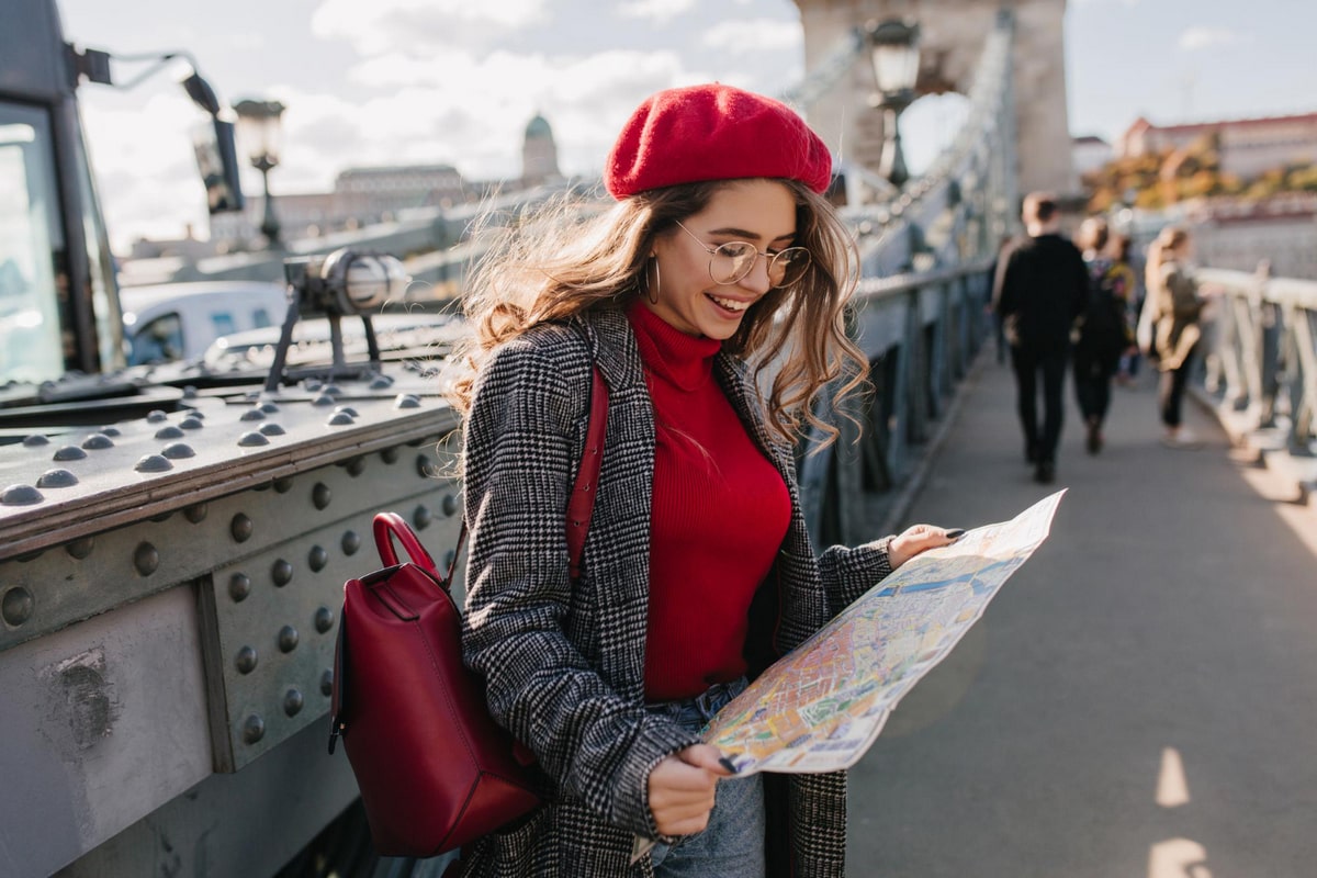 French ladies. Достопримечательности Европе отпуск людей. Девушка смотрит на достопримечательность.